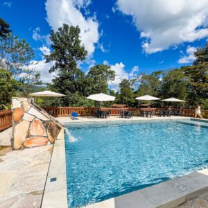 pegar-sol-piscina-rancho-beira-rio-pirenopolis-cachoeira-bronzear